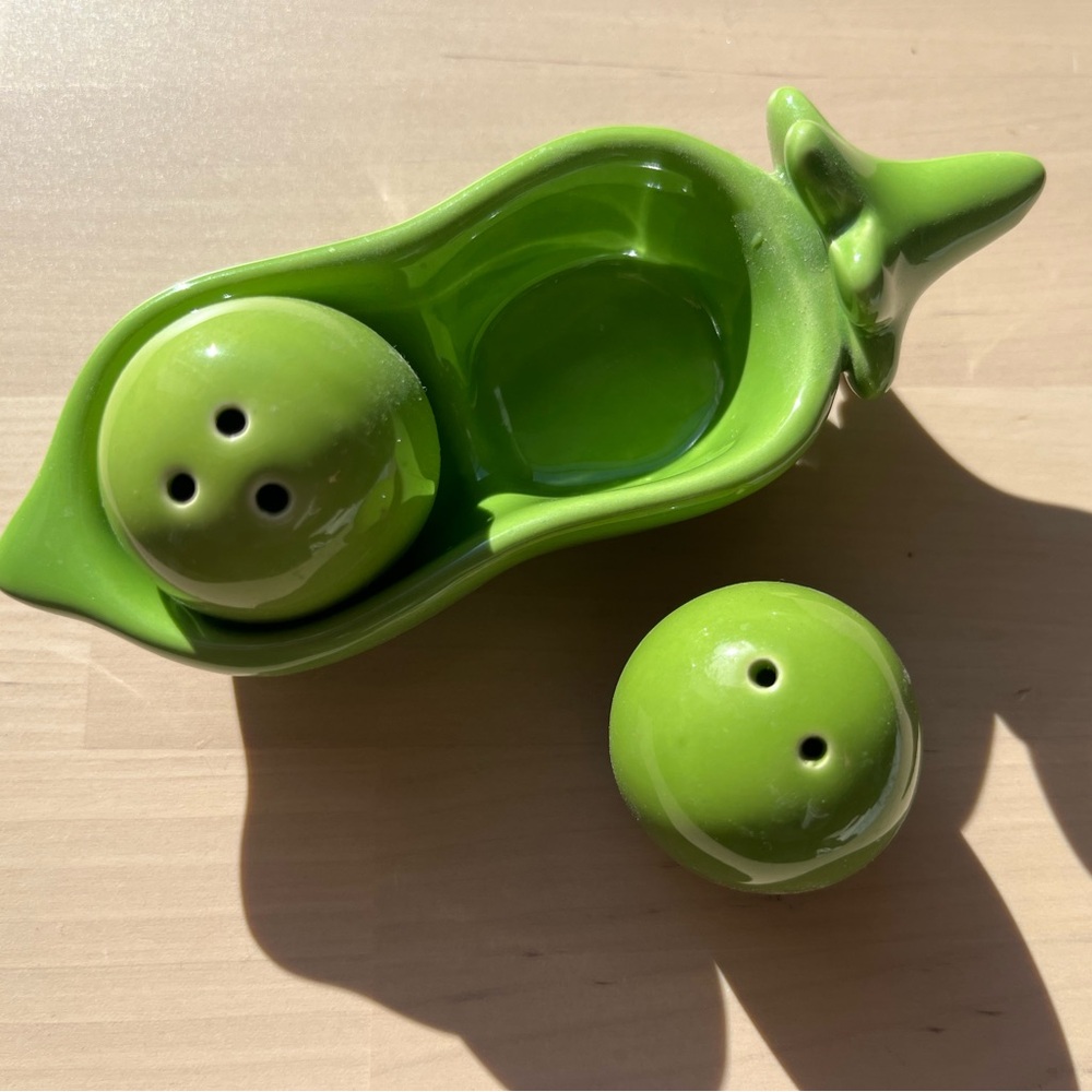 Salt and Pepper Shaker Set - Green Ceramic Two Peas in a Pod